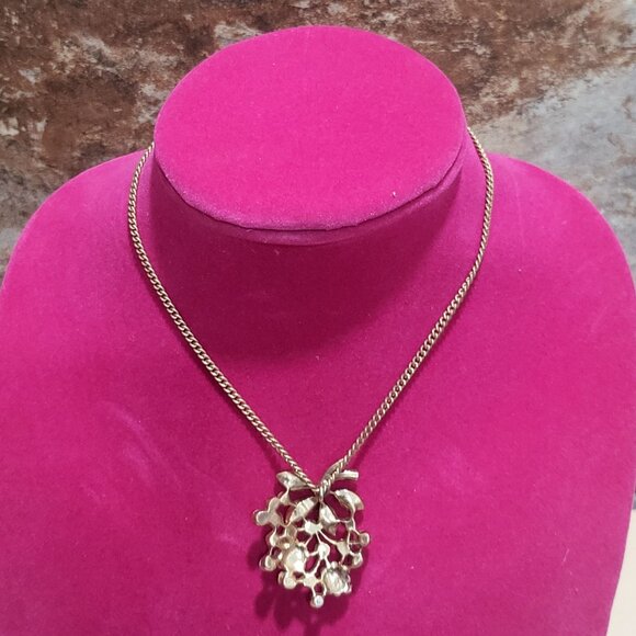 Vintage Clustered Floral Pendant Necklace Gold Tone - Picture 14 of 14